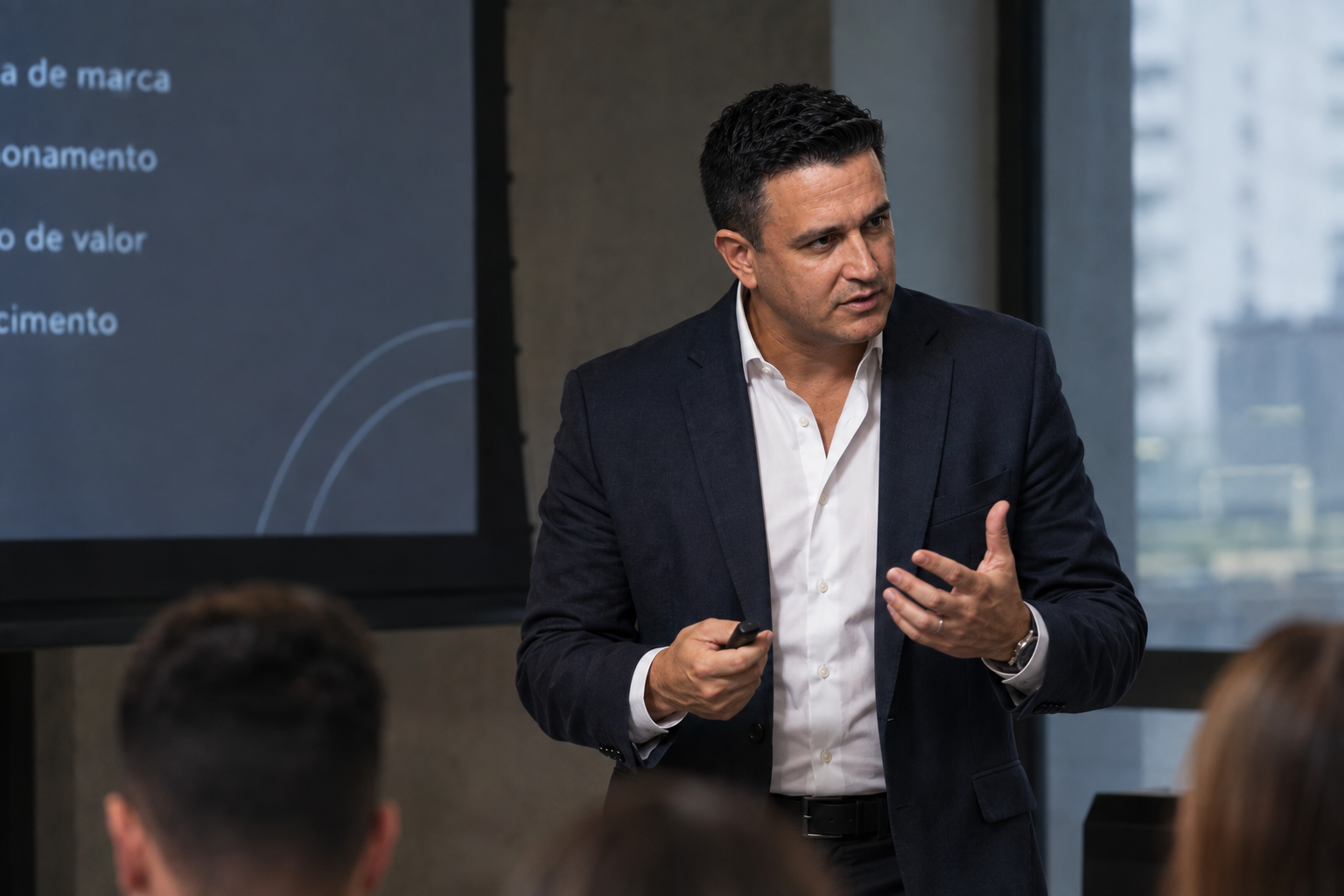 Ney Moraes facilitando um workshop de estruturação comercial